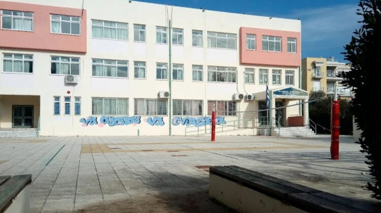 Μαρούσι: Εξωσχολικοί τραυμάτισαν καθηγήτρια σε σχολείο με κροτίδες, νερόμπαλες και αυγά