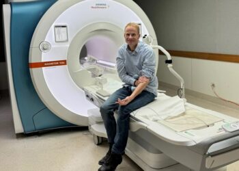 Κορυφαίος γιατρός παραμένει χωρίς καρκίνο του εγκεφάλου ύστερα από έναν χρόνο – Η πειραματική θεραπεία και η πρωτοποριακή έρευνα