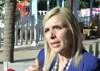 Καρέ καρέ η στιγμή της επίθεσης στη δημοσιογράφο Ρένα Κουβελιώτη – Δείτε το βίντεο