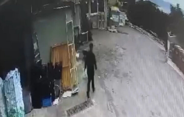 «Μου είπε κλαίγοντας ότι χάσαμε το παιδί» – Τι λέει ο πατέρας που κατηγορείται ότι πέταξε το βρέφος του στα σκουπίδια