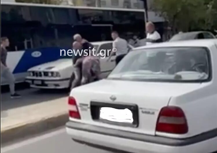 Αιγάλεω: Τράκαραν, πιάστηκαν στα χέρια και παρέσυραν 43χρονο προσπαθώντας να διαφύγουν – Βίντεο ντοκουμέντο