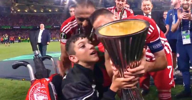 Η κούπα του Conference League στα χέρια του Γιαννάκη: H συγκινητική στιγμή που ο Φορτούνης του παρέδωσε το τρόπαιο