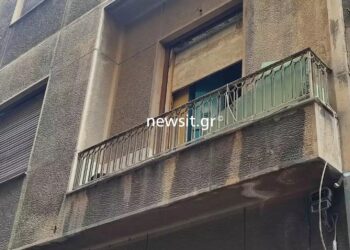 Ομόνοια: 33χρονη βρέθηκε δεμένη, βιασμένη και μαχαιρωμένη σε εγκαταλελειμμένο κτίριο