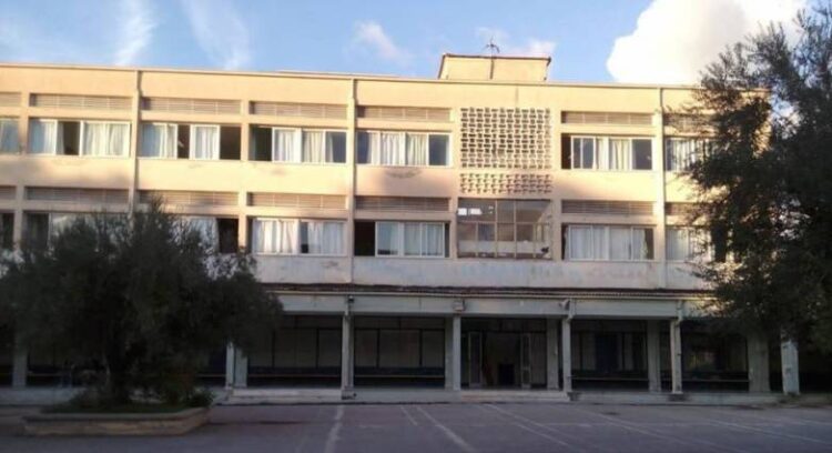 Πάτρα: Κατέρρευσε τμήμα θερμομόνωσης υπόστεγου στο 1ο και 9ο ΕΠΑΛ – Αποκλεισμένος ο χώρος – Τι απαντά ο δήμος