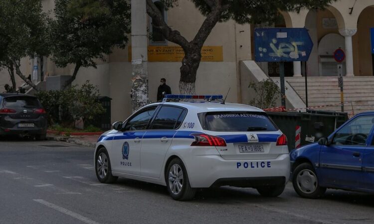 Γυναίκα κpεμάστnκε από μπαλκόνι για να γλιτώσει από τον σύντροφό της