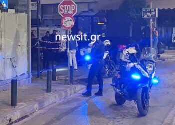 Οδηγός μηχανής γάζωσε αυτοκίνητο στο Βύρωνα με δυο άτομα, ένας νεκρός και μια τραυματίας  – «Ο μπαμπάς μου, ο μπαμπάς μου!» (video)