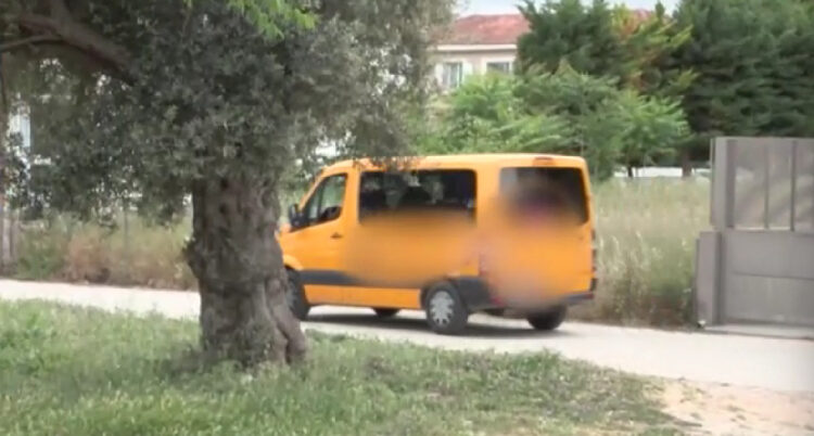 Ξέχασαν 5χρονο για 6 ώρες μέσα στο σχολικό στην Κηφισιά – Αναζητούνται ο οδηγός και η συνοδός (video)