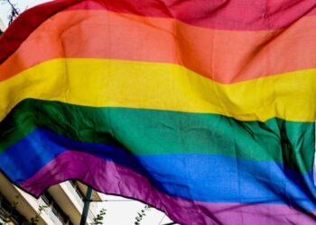 Σύρος: Κατατέθηκε η πρώτη αίτηση τεκνοθεσίας παιδιών από παντρεμένο ομόφυλο ζευγάρι