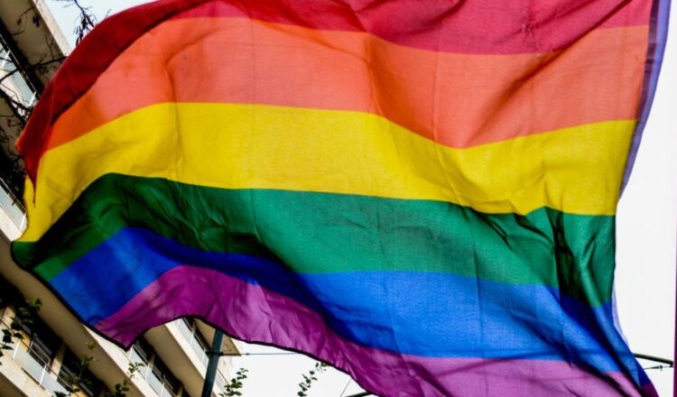 Σύρος: Κατατέθηκε η πρώτη αίτηση τεκνοθεσίας παιδιών από παντρεμένο ομόφυλο ζευγάρι