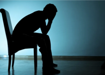 «Ανακάλυψα ότι η γυναίκα μου με απατάει με τη χήρα γειτόνισσά μας. Να το αγνοήσω;»