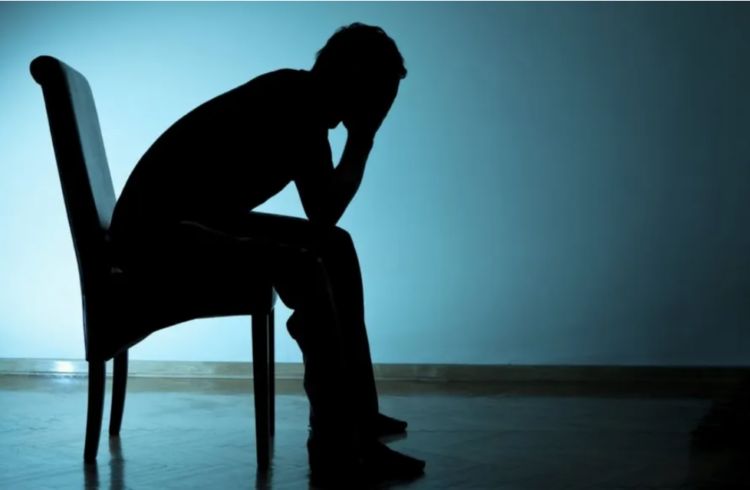 «Ανακάλυψα ότι η γυναίκα μου με απατάει με τη χήρα γειτόνισσά μας. Να το αγνοήσω;»