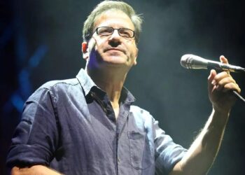 Υπόκλιση: Ο Θανάσης Παπακωνσταντίνου σταματά το τραγούδι αλλά θα κάνει 1 μόνο συναυλία για τα Τέμπη