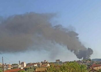 Φωτιά και εκρήξεις σε εργοτάξιο πίσσας στο Αγρίνιο – Ένας νεκρός