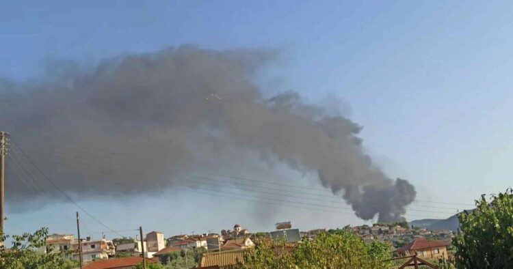 Φωτιά και εκρήξεις σε εργοτάξιο πίσσας στο Αγρίνιο – Ένας νεκρός