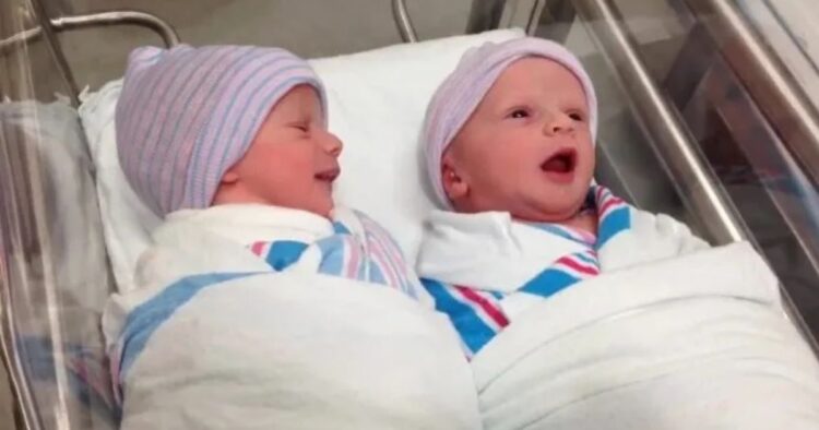 «Λιώνει» το διαδίκτυο: Δίδυμα «πιάνουν κουβέντα» μόλις μια ώρα μετά την γέννησή τους