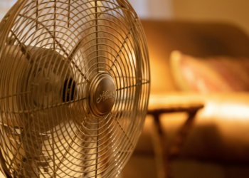 Δροσιά χωρίς κλιματιστικό: 2 πανέξυπνα κόλπα για τον ανεμιστήρα σας