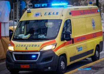 Σοκαριστικό ατύχημα στην Ακράτα: Σερβιτόρα πήγαινε παραγγελία και την παρέσυρε ΙΧ