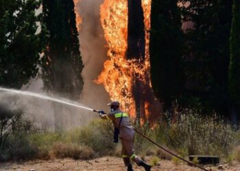 Φωτιά στο Μάτι: Καίει ανάμεσα σε σπίτια – Εστάλη μήνυμα 112