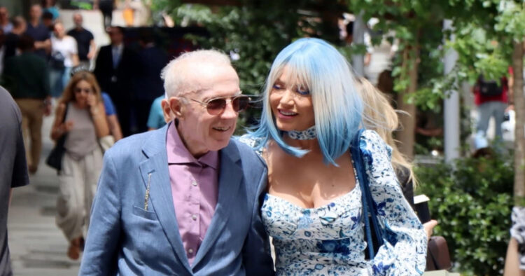 Εκείνη σαν γοργόνα, εκείνος με 5 νούμερα μεγαλύτερο παντελόνι: Σιακαβάρα και Πλεύρης ερωτευμένοι σε βόλτα στην Αθήνα