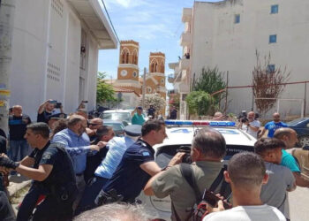 Ζητούν ισόβια: Σπαρακτικές εικόνες έξω από τα δικαστήρια – Με φωτογραφίες της 11χρονης οι συγγενείς της