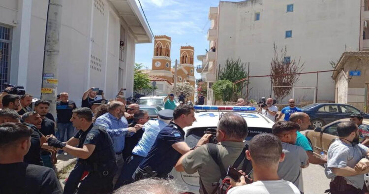 Ζητούν ισόβια: Σπαρακτικές εικόνες έξω από τα δικαστήρια – Με φωτογραφίες της 11χρονης οι συγγενείς της