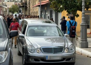 «Βασούλα μου, που πας;»: «Ραγίζει» καρδιές ο σπαραγμός της μάνας στην κηδεία της 11χρονης
