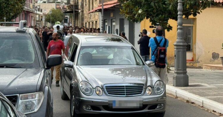 «Βασούλα μου, που πας;»: «Ραγίζει» καρδιές ο σπαραγμός της μάνας στην κηδεία της 11χρονης
