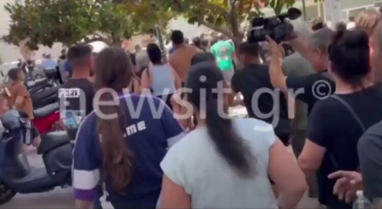 Ηλεία: Φυγάδευσαν τον 37χρονο δολοφόνο της Βασιλικής – Πλήθος κόσμου αποπειράθηκε να τον λιντσάρει