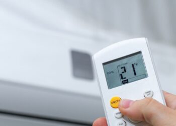 Δεν τα λέει κανείς: 4 λάθη που κάνετε στο κλιματιστικό και «φουσκώνουν» τον λογαριασμό ρεύματος
