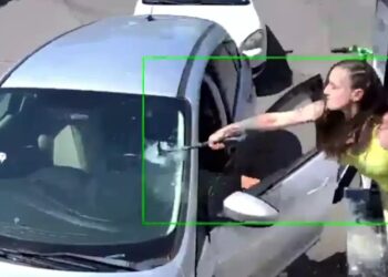 Υπάλληλος καφετέριας έσπασε με σφυρί το παρμπρίζ πελάτη που της πέταξε τον καφέ!