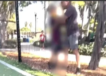 Πατέρας πιάνει από το λαιμό 10χρονο επειδή τσακώθηκε με τον γιο του