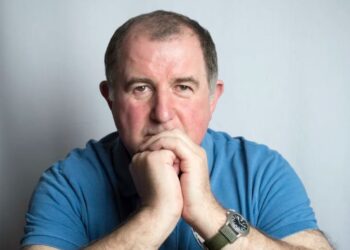 Τέταρτη γυναίκα που φέρνω στο σπίτι για σοβαρό σκοπό και η μάνα μου δεν εγκρίνει ούτε κι αυτή. Μού φαίνεται τώρα που έκλεισα τα 54 θα σηκωθώ να φύγω από το σπίτι