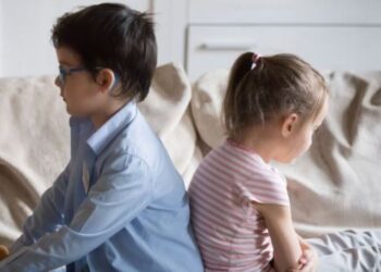 Πώς γίνεται αδέλφια, όταν μεγαλώνουν, να σταματούν να μιλάνε μεταξύ τους;