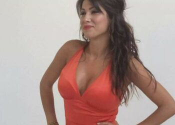 Εντυπωσιάζει η Κλέλια Ρένεση: Ποζάρει ολóγuμνn στη θάλασσα με την κόρη της