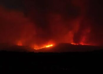 Μεγάλη φωτιά τώρα: Γιγαντώνεται το μέτωπο – «Μάχη» να μην κατέβει την πλαγιά του βουνού