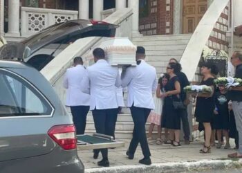 Δάκρυσε και η Παναγία: Σπαραγμός στην κηδεία της 13χρονης που σκοτώθηκε από κεραυνό στη Χαλκιδική