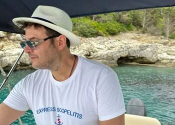 Λάμπης Λιβιεράτος: Απολαμβάνει οικογενειακές διακοπές με τις πανέμορφες κόρες του(φωτο)