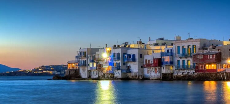 «Τρελάθηκαν« οι σερβιτόροι: Πασίγνωστος ηθοποιός πήγε στη Μύκονο για τα γενέθλιά του και άφησε φιλοδώρημα πολλά χιλιάρικα