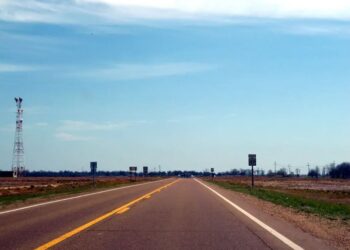 Bρήκαν το 12 μηνών μωρό να μπουσουλάει στην άκρη της εθνικής οδού – Νεκρό το 4χρονο αδελφάκι του