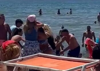 Απίστευτο σκηνικό: Γυναίκες πλακώθηκαν στο ξύλο σε παραλία για μια ξαπλώστρα (ΒΙΝΤΕΟ)