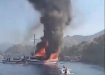 Πήρε φωτιά και βυθίστηκε τουριστικό σκάφος στον Μαρμαρά με 110 άτομα – Δίνεται μάχη για να σωθούν