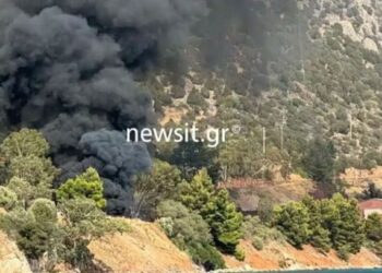 Σοβαρό τροχαίο: Φορτηγό έπεσε σε γκρεμό στα και έπιασε φωτιά, νεκρός ο οδηγός