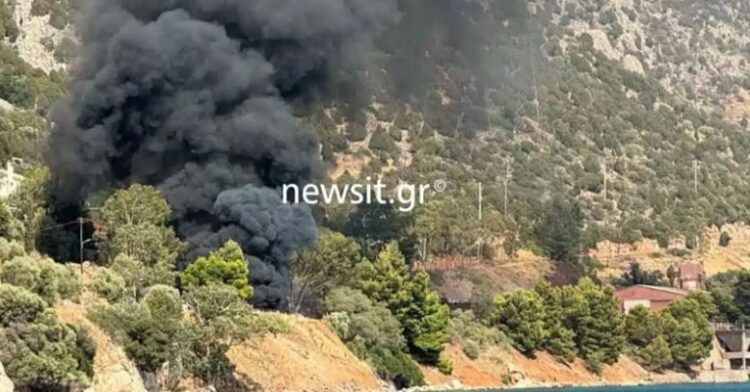 Σοβαρό τροχαίο: Φορτηγό έπεσε σε γκρεμό στα και έπιασε φωτιά, νεκρός ο οδηγός