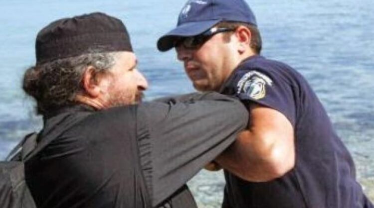 Πολιορκείται από ένοπλες αστυνομικές δυνάμεις η ιστορική Μονή Εσφιγμένου με τους 118 υπέργηρους μοναχούς