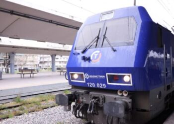 Αττική: Αμαξοστοιχία Intercity, με εκατοντάδες επιβάτες, προσέκρουσε σε βράχια