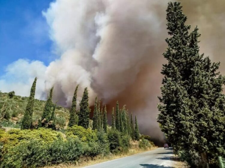 Ανεξέλεγκτη η μεγάλη φωτιά παρά την τεράστια κινητοποίηση της Πυροσβεστικής – Εκκενώνεται τώρα χωριό
