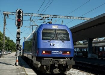 Τρένο με 130 επιβάτες συγκρούστηκε με φορτηγό