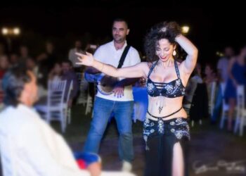 Η πρώην σύζυγος του άντρα μου ήρθε απρόσκλητη στον γάμο μας και του χόρεψε οριεντάλ. Σκέφτομαι να ζητήσω διαζύγιο. Εσείς τι λέτε;