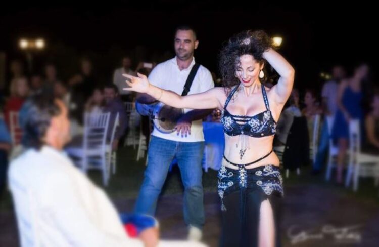 Η πρώην σύζυγος του άντρα μου ήρθε απρόσκλητη στον γάμο μας και του χόρεψε οριεντάλ. Σκέφτομαι να ζητήσω διαζύγιο. Εσείς τι λέτε;