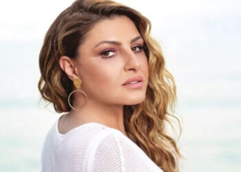 Στο κρεβάτι, όπως δεν την έχουμε ξαναδεί: Χιλιάδες αντιδράσεις στη νέα ανάρτηση της Έλενας Παπαρίζου στο Instagram